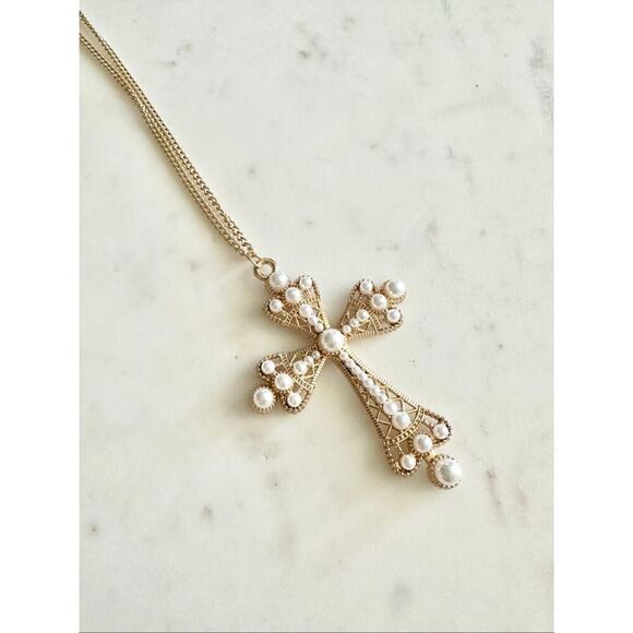 Faux pearl Cross pendant necklace - Picture 2 of 4